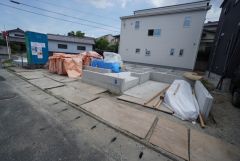 駐車スペースはゆとりある2台分を確保。マイカー用に、お客さま用に、余裕を持ってご利用いただけます。