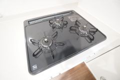 複数の調理を一度に行うことができる3口コンロ。効率よくお料理が出来ます。毎日のお料理も楽しくなりますね＾＾