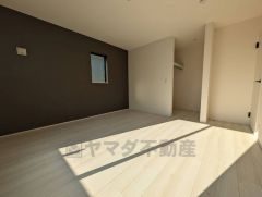 主寝室としてお使いいただけそうなこちらのお部屋は、日当たりが良く、爽やかな風を感じて起きる朝は、快適生活の始まりに。