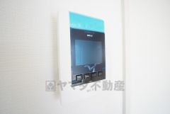 防犯はもちろん、セールスマン対策にもなるモニター付きインターホンです。 来訪者の顔が見えるので安心ですね＾＾