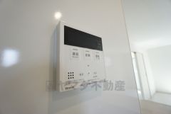 キッチン横からお湯張り、追い炊き、足し湯がボタン一つで楽々操作できる給湯機リモコンです＾＾忙しい夕飯の準備の時間帯に重宝しますね。