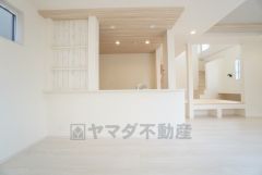 窓から光が差し込む明るいダイニングです＾＾キッチン上部は折下げ天井でお洒落な空間＾＾