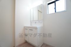 三面鏡裏収納付き洗面化粧台です＾＾ 歯磨きセットやスキンケア用品などの収納に便利ですね。ランドリースペース上部には窓も付いており換気に便利です＾＾