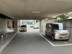 敷地内に駐車場を備えており、日々の車利用がスムーズ＾＾ 月額6000～7000円。 空き状況はお問い合わせください＾＾