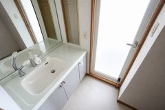 AIで荷物を消しています。ホール、キッチンとつながる洗面脱衣所。お外でいっぱい遊んだお子さんはそのままお風呂へ一直線。家事動線も考えた空間です。