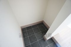 玄関にはシューズクローク付き。ご家族全員分の靴からベビーカーやゴルフバッグなどもしっかり収納できます＾＾