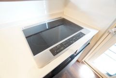 お手入れのしやすいIHクッキングヒーターです。3口コンロなので、効率よくお料理が楽しめます。毎日のお料理も楽しくなりますね＾＾