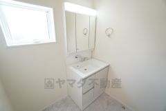 すっきり収納できる三面鏡付き洗面台。内側にコンセントがあり大きめの家電も充電しながら収納ができます。レバーシャワーで引き出して使用できます。