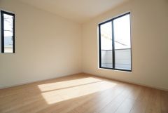 2面採光を確保した明るい室内は、風通しも良く、大変居心地の良い空間となっております。日当たりがよく、子供部屋としての利用もおすすめ。
