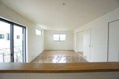 大きな掃き出し窓のあるリビングは、陽光あふれる明るい空間です。ゆったりと寛げる憩いの場となりそうです。