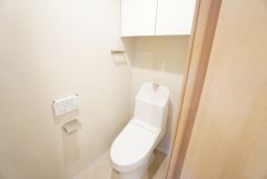 清潔感のある使い勝手の良いトイレで、毎日気持ちよくお使いいただけます。温水洗浄便座付きで、季節を問わず快適にご利用いただけます＾＾
