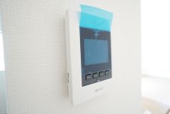 防犯はもちろん、セールスマン対策にもなるモニター付きインターホンです。お子さん1人での留守番時にも活躍しそうです。