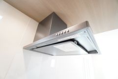 お手入れが簡単なスリム型レンジフードです。調理により発生する油煙や臭いを吸い込み、屋外へ排気してくれます。