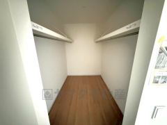 洋室にはハンガーパイプ付きのウォークインクローゼットが設けられています。たっぷり収納できるので衣替えの心配もいりませんね＾＾