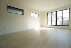 大きな窓のあるリビングは、陽光あふれる明るい空間です。居心地良く、ご家族皆がゆったり寛げる憩いの空間となりそうです。