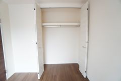 洋室にはハンガーパイプ付きのクローゼットが設けられています。たっぷり収納できるので衣替えの心配もいりませんね＾＾