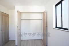 洋室にはハンガーパイプ付きのクローゼットが設けられています。たっぷり収納できるので衣替えの心配もいりませんね＾＾