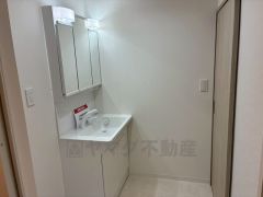 三面鏡裏収納付き洗面化粧台です＾＾ 歯磨きセットやスキンケア用品などの収納に便利ですね。