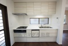 収納も、作業スペースも広々と設けられた使いやすいシステムキッチンです＾＾リビングでの寛ぎを邪魔しない仕様のキッチン。生活感が出にくいので急な来客にも困りませんね＾＾ 