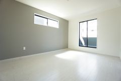 8.1帖の洋室です。アクセントクロスがオシャレですね。インテリアでどんな部屋にするのか考えるのも楽しみです。