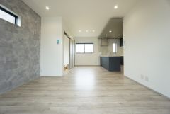 縦長リビングは、壁が多いので家具また、リビング横の居室を個室として活用しやすいため、将来的に子ども部屋や寝室として利用する予定がある方は、独立性の高い縦長リビングが使いやすそうです。