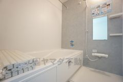 1日の疲れを癒すくつろぎのバスルーム。足を伸ばしてもゆったりと入れるサイズです。お子様と一緒にお風呂に入っても狭くないですね＾＾