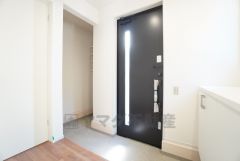 採光も考えられた明るい玄関です。たっぷり収納できるシューズボックス付きなので、家族全員の靴がきれいに整頓できます。