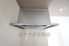 コンロ上には換気扇完備＾＾すぐ横に小窓が設けられているので、換気扇と合わせてWで換気できます＾＾