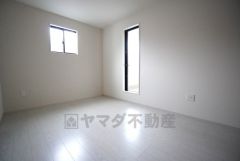 2面採光を確保した爽やかな風を感じて起きる朝は、快適生活の始まりに。クローゼット付きなので、すっきりと整理整頓でき気持ちよく過ごせますね＾＾ 