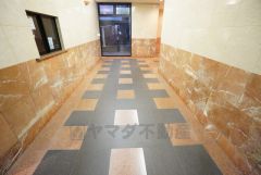 清潔に保たれたエントランスホールで、管理状態の良さが感じられます。管理人が日勤で在中しており、小さなお子さまのいるご家庭も安心です。