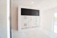 湯量・湯温の設定、そして保温までワンタッチのフルオートバス。便利な追い炊き機能付きです。