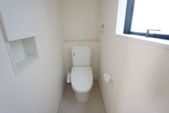 1階2階の2ヶ所にトイレがありますので、忙しい朝にも家族に気を使わず、ゆとりが生まれますね＾＾ 小窓付きで換気する時に便利です＾＾
