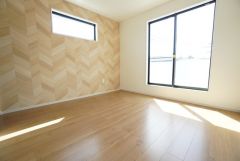 主寝室としてお使いいただけそうなこちらのお部屋は、日当たりが良く、爽やかな風を感じて起きる朝は、快適生活の始まりに。アクセントクロスでこだわりの空間＾＾