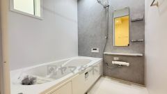 1日の疲れを癒すくつろぎのバスルーム。足を伸ばしてもゆったりと入れるサイズです。お子様と一緒にお風呂に入っても狭くないですね＾＾