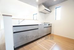 対面式キッチンなのでリビングにいるご家族とコミュニケーションを取りながら洗い物や、お料理が楽しめそうですね＾＾