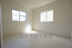 2面採光で明るい洋室。