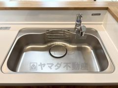 広々とした凸型シンクに洗剤ポケットを標準装備。大きなお鍋など洗いやすいです。