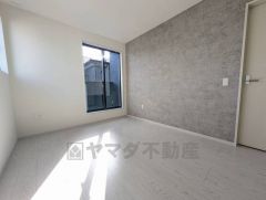 主寝室としてお使いいただけそうなこちらのお部屋は、日当たりが良く、爽やかな風を感じて起きる朝は、快適生活の始まりに。