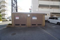 敷地内にしっかりと扉の閉まるゴミ置き場付き。ゴミ出しも楽々、ゴミが散らかる心配もないので便利です＾＾