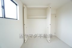 洋室にはハンガーパイプ付きのクローゼットが設けられています。たっぷり収納できるので衣替えの心配もいりませんね＾＾