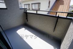 南向きで陽当たりの良いバルコニーです。お洗濯やお布団干しはもちろん、日光浴スペースにも＾＾西側にもバルコニーあり＾＾風通し良好。