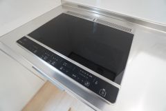 お手入れのしやすいIHクッキングヒーターです。3口コンロなので、効率よくお料理が楽しめます。毎日のお料理も楽しくなりますね＾＾ 