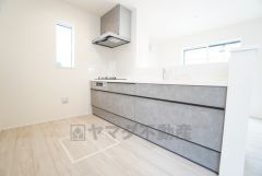 対面式キッチンなのでリビングにいるご家族とコミュニケーションを取りながら洗い物や、お料理が楽しめそうですね＾＾