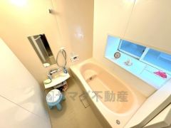 1階浴室。窓付きなので換気もしやすく清潔に使えます。