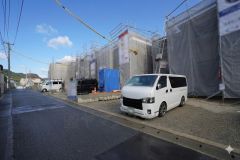 前面道路は南東側約4ｍの公道に面しています。