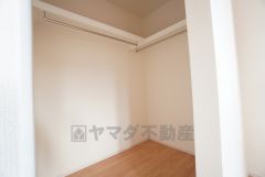 寝室にはハンガーパイプ付きのウォークインクローゼットが設けられています。たっぷり収納できるので衣替えの心配もいりませんね＾＾