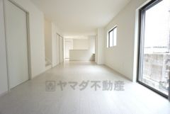 19.5帖。家族が集まる開放的なリビング。思い思いの時間を過ごしたり食事をしたり、素敵な団らんの場になりますね。