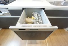 炊事時間を大幅に短縮できる食器洗浄乾燥機付き＾＾食器を洗う手間が減るので家族とのコミュニケーションの時間や自分の時間が増えますね。
