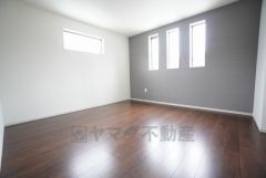 デザインクロスがアクセントになった落ち着いた雰囲気の洋室です。