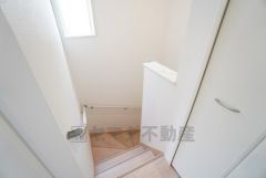 お子様も高齢の方も安心して上り下りができる手摺がついた安心設計です。 階段には小窓を配置しました。日中でも暗くなりがちな階段下が明るくなり安全ですね。